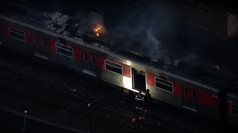 Trem é atingido por incêndio e afeta milhares de passageiros em São Paulo