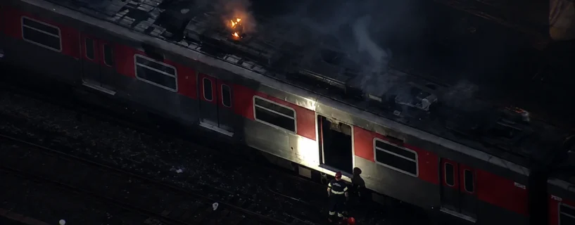 Trem é atingido por incêndio e afeta milhares de passageiros em São Paulo