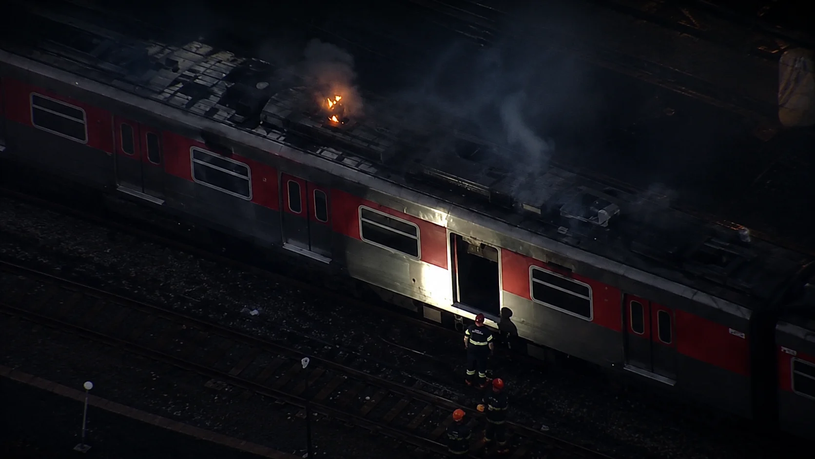 Trem é atingido por incêndio e afeta milhares de passageiros em São Paulo