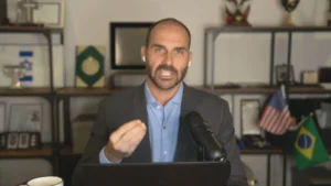 Green Card de Eduardo Bolsonaro “custou 30 moedas de prata”, diz colunista