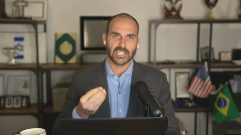 Green Card de Eduardo Bolsonaro “custou 30 moedas de prata”, diz colunista