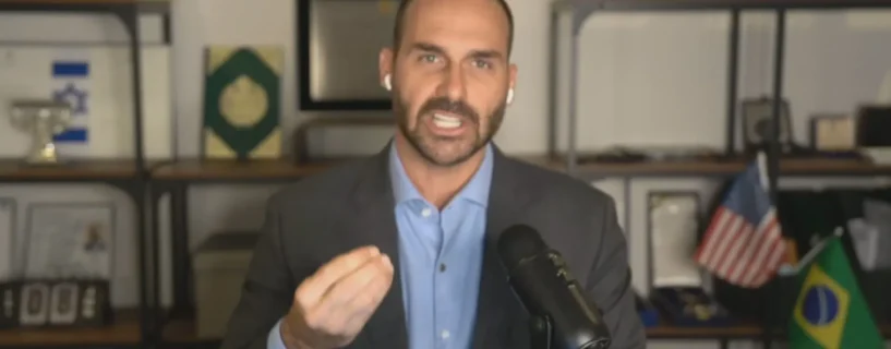 Green Card de Eduardo Bolsonaro “custou 30 moedas de prata”, diz colunista
