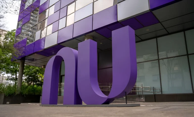 Nubank lança Croma com cashback de 0,8%, Caixinha a 120% do CDI e cartão Platinum