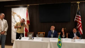 Eduardo Bolsonaro chora ao falar sobre filhos e dispara contra Kim Kataguiri: “Vontade de pegar de porrada”