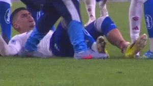 Gabriel Pec estreia no Cruzeiro com perna ensanguentada após falta dura contra o Internacional