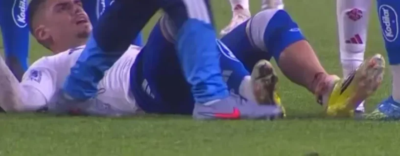Gabriel Pec estreia no Cruzeiro com perna ensanguentada após falta dura contra o Internacional