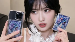 Momo, do TWICE, surpreende colecionadores ao retirar carta Pokémon PSA 9 da proteção para usar no celular