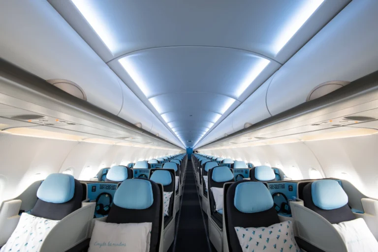 Conheça a experiência de voar no avião que só tem classe executiva