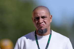 Roberto Carlos revela crise financeira e diz que sua conta bancária chegou a zero