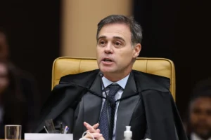 Relato aponta que investigadores da PF evitaram pedidos a Mendonça em caso envolvendo Flávio