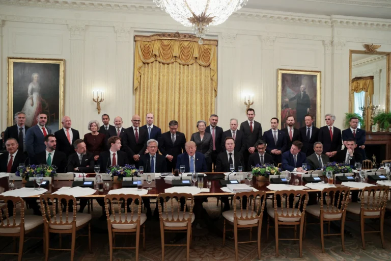 Trump reúne CEOs de IA e anuncia compromisso para reforçar segurança dos sistemas avançados